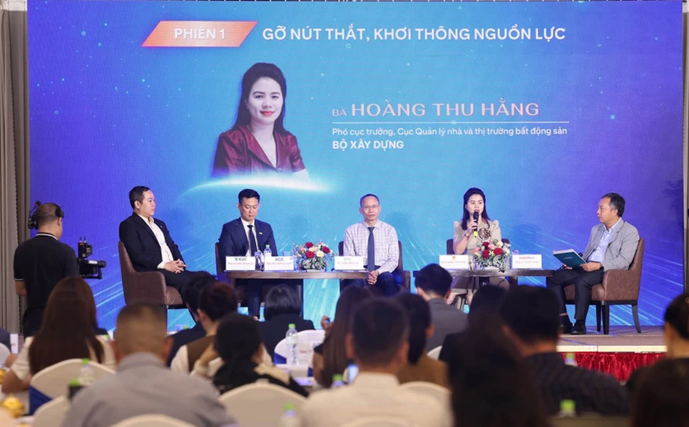 Các chuyên gia chia sẻ tại Hội thảo