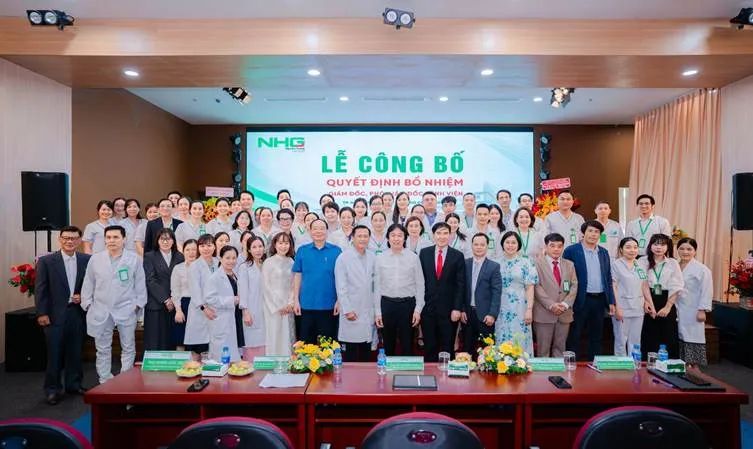 Lãnh đạo Tập đoàn Nguyễn Hoàng và Ban Giám đốc mới của bệnh viện ra mắt cùng đội ngũ cán bộ, y bác sĩ
