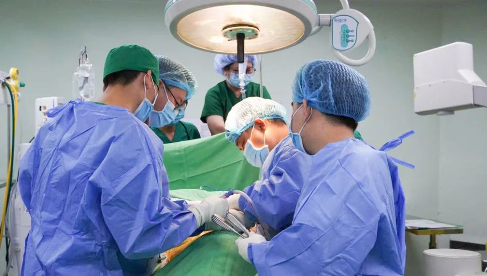 Ê kíp các bác sĩ thực hiện phẫu thuật