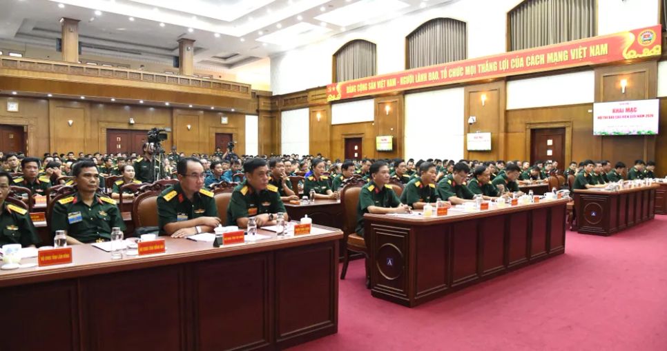 Các đại biểu và thí sinh dự khai mạc hội thi