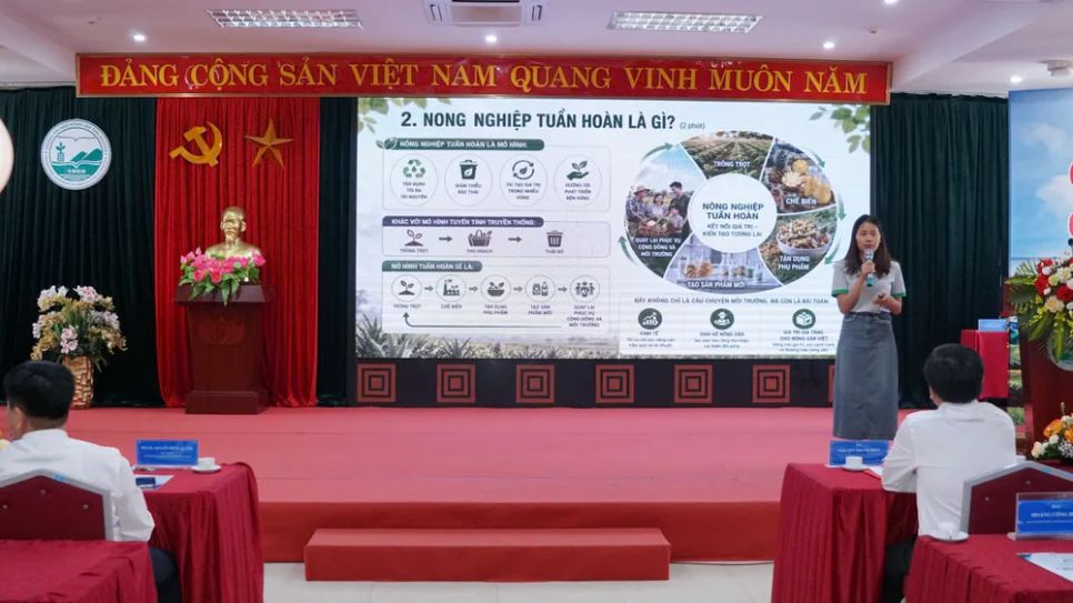 Bà Trần Thị Thanh, đồng sáng lập Công ty TNHH Fuwa Biotech chia sẻ về: “Mô hình nông nghiệp tuần hoàn Fuwa Biotech”. Ảnh: NHÀI NGUYỄN <br>