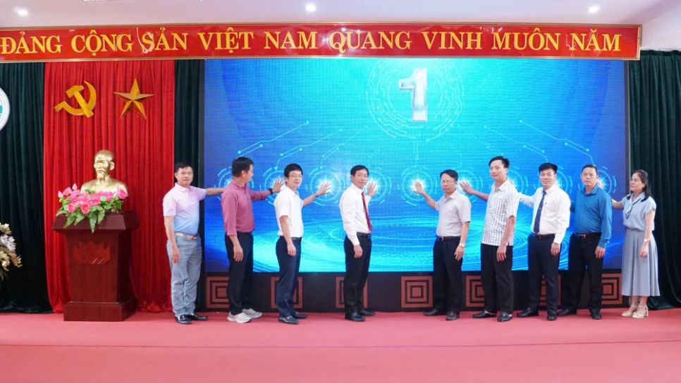 Các đại biểu bấm nút phát động cuộc thi. Ảnh: NHÀI NGUYỄN