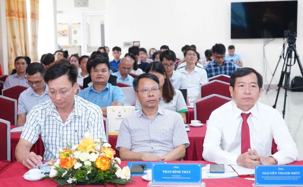 Các đại biểu dự lễ phát động. Ảnh: NHÀI NGUYỄN.