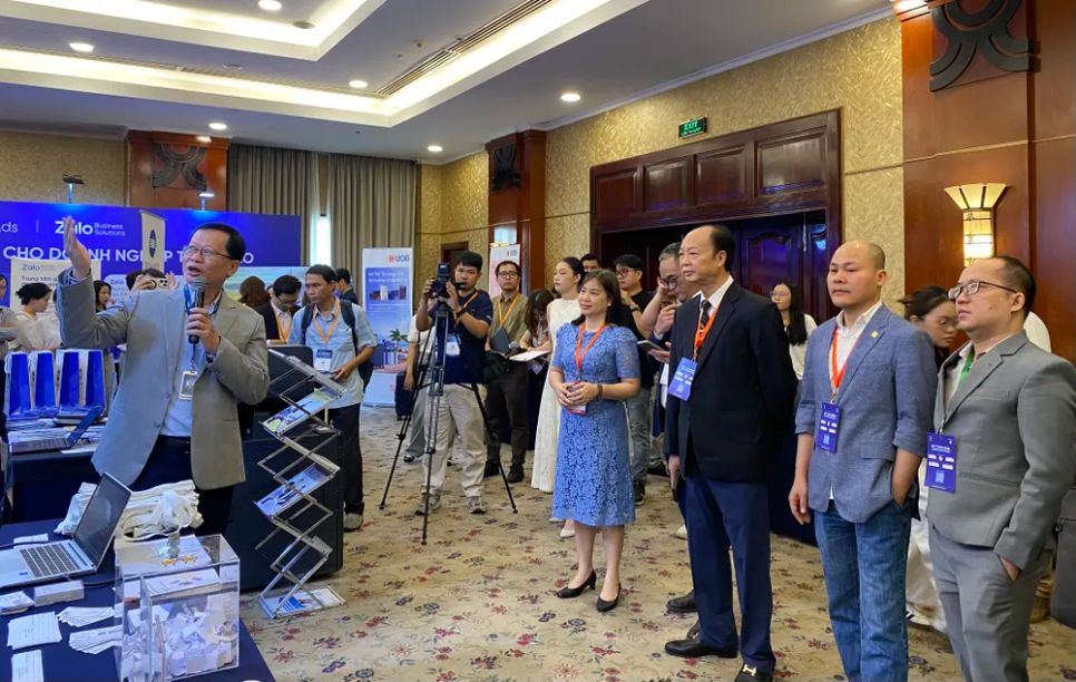 Các đại biểu tham quan gian hàng tại khu vực triển lãm