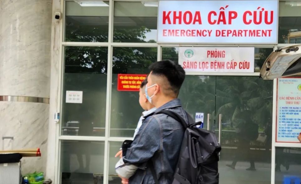 Bệnh nhi được thăm khám, theo dõi tại Khoa Cấp cứu, Bệnh viện Nhi đồng 2 TPHCM.