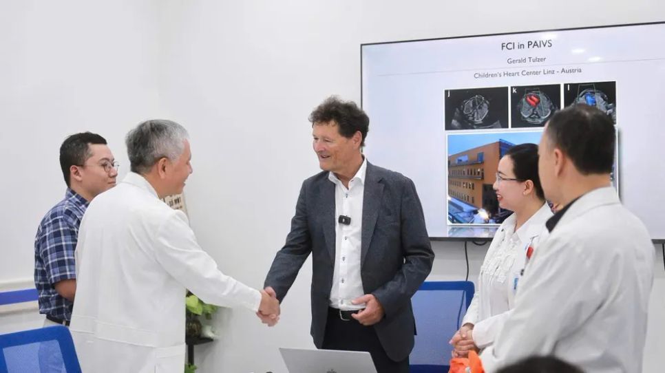 BS-CK2 Trần Ngọc Hải , Giám đốc Bệnh viện Từ Dũ cảm ơn GS Gerald Tulzer đã đến bệnh viện chia sẻ kinh nghiệm trong lĩnh vực can thiệp bào thai