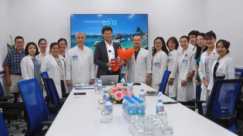 GS Gerald Tulzer, Trưởng khoa Tim mạch nhi Bệnh viện Kepler (Áo) chụp hình lưu niệm cùng các bác sĩ Bệnh viện Từ Dũ