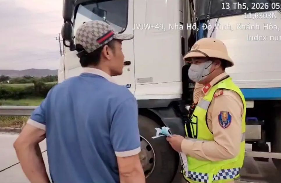 Lực lượng CSGT kiểm tra phương tiện. Ảnh: CACC
