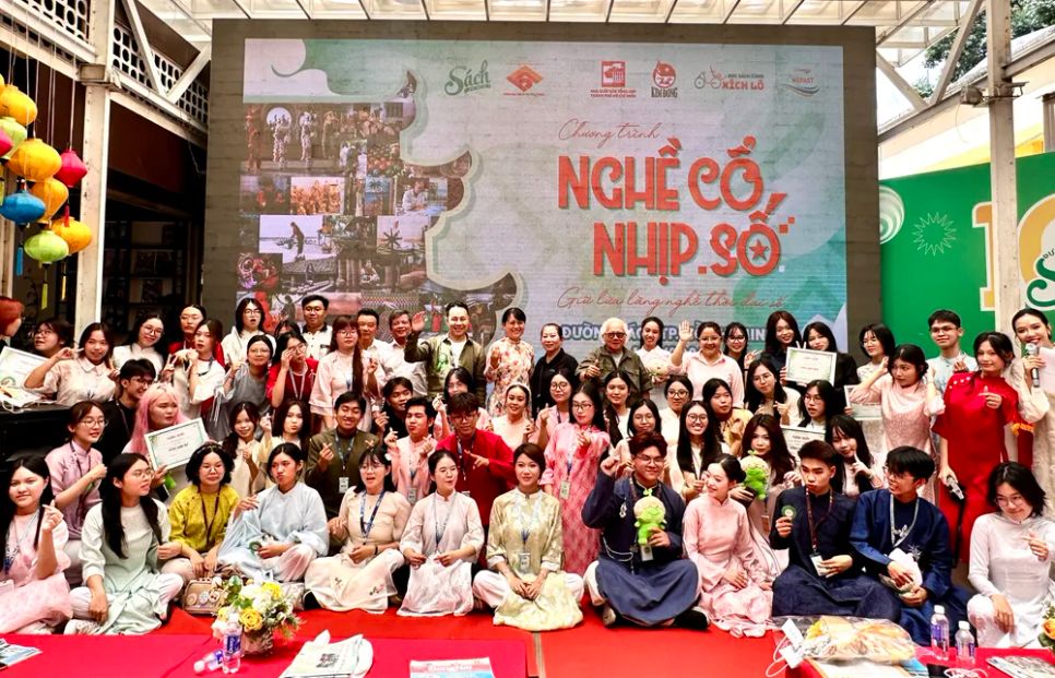 Khách mời cùng sinh viên chụp hình lưu niệm