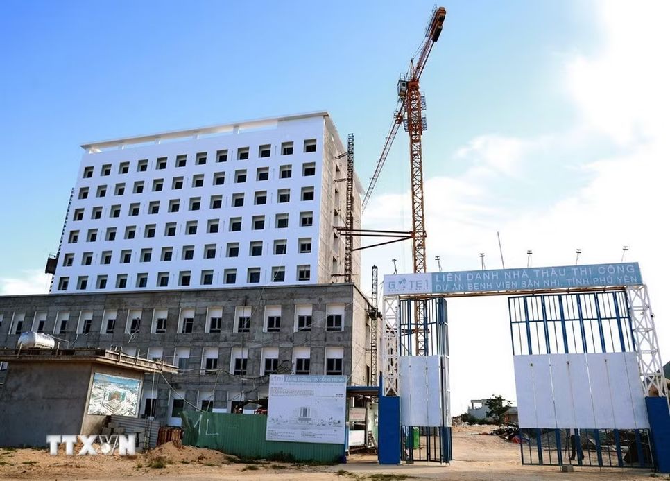 Thi công xây dựng Bệnh viện Sản-Nhi tỉnh Phú Yên. (Ảnh: Xuân Triệu/TTXVN)