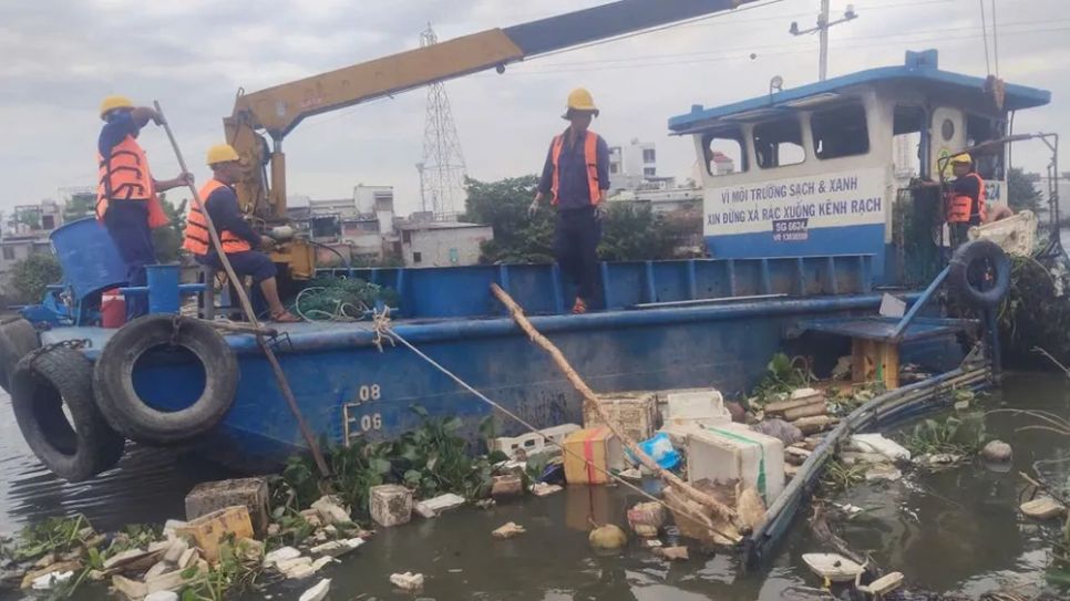 Công nhân vớt rác tại tuyến kênh Đôi, phường Phú Định, TPHCM