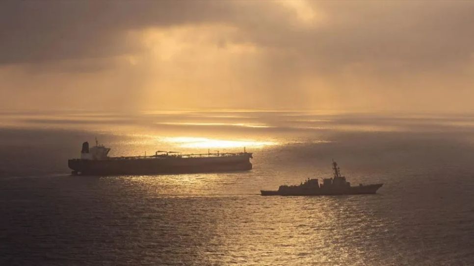 Tàu khu trục mang tên lửa dẫn đường lớp Arleigh Burke USS Rafael Peralta (DDG 115) thực thi lệnh phong tỏa trên biển đối với một tàu treo cờ Iran đang cố gắng tiến về một cảng của Iran. Ảnh : US Navy