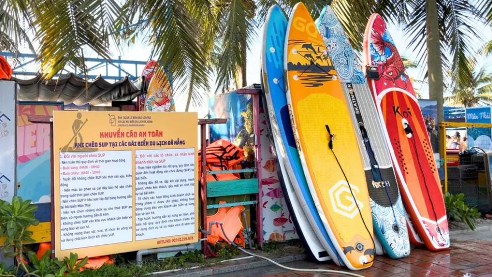 Biển báo an toàn được treo tại các lối xuống biển