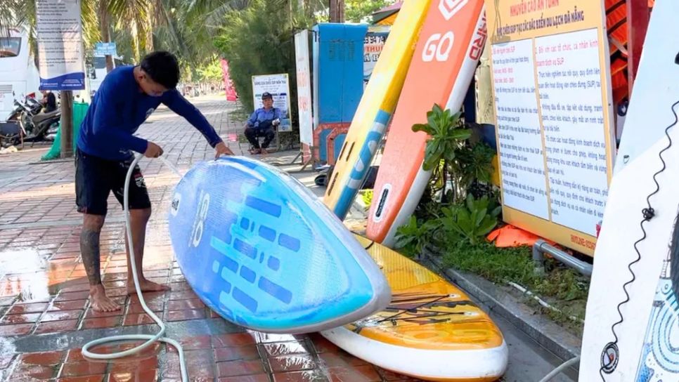 Sau mỗi buổi trải nghiệm, các đơn vị dịch vụ tiến hành vệ sinh và bảo dưỡng ván SUP