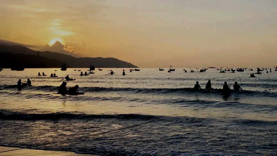 Từ 5 giờ đến 6 giờ 30 phút sáng thường được xem là thời điểm lý tưởng để trải nghiệm chèo SUP