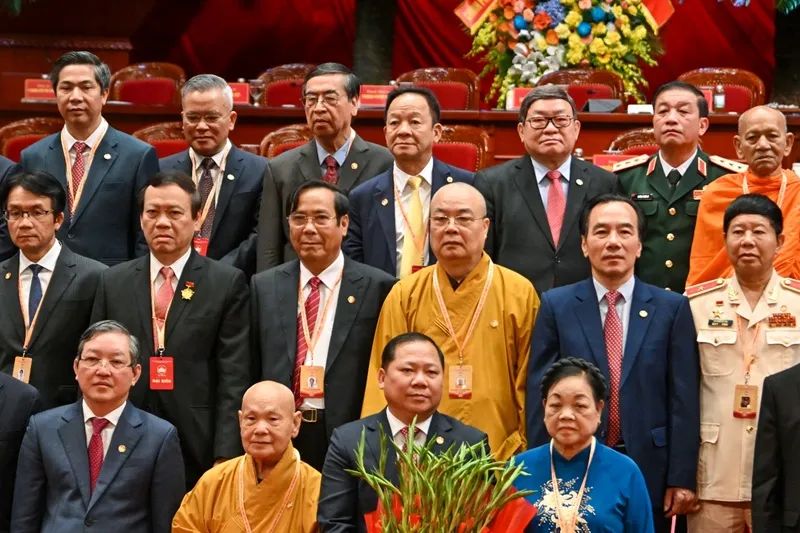 Doanh nhân Đỗ Quang Hiển (hàng trên, thứ 4 từ trái sang) cùng Đoàn Chủ tịch Ủy ban Trung ương MTTQ Việt Nam khóa XI ra mắt Đại hội.