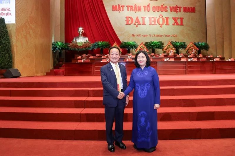 Doanh nhân Đỗ Quang Hiển và Chủ tịch Ủy ban Trung ương MTTQ Việt Nam khóa XI Bùi Thị Minh Hoài chụp ảnh lưu niệm tại Đại hội.