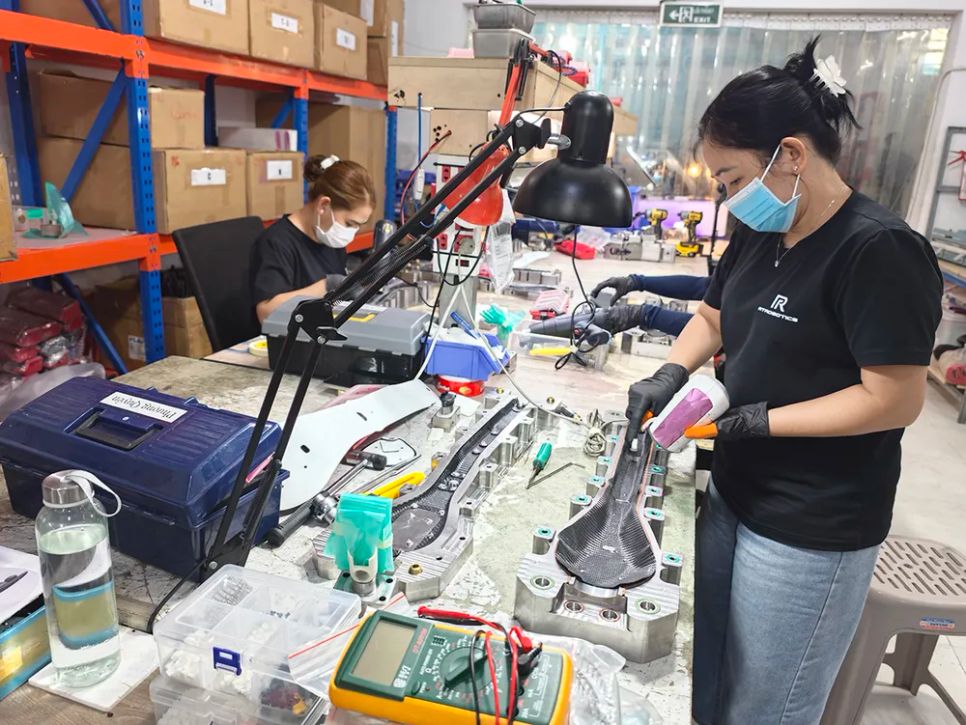 Công đoạn làm cánh quạt thiết bị UAV tại Công ty CP Real-Time Robotics Việt Nam. ẢNH: TẤN BA