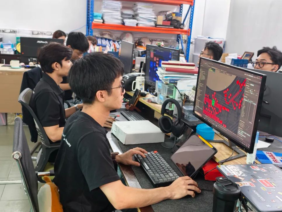 Nhân sự làm việc tại phòng R&D của Công ty cổ phần Real-Time Robotics Việt Nam chuyên về UAV. <br> ẢNH: TẤN BA
