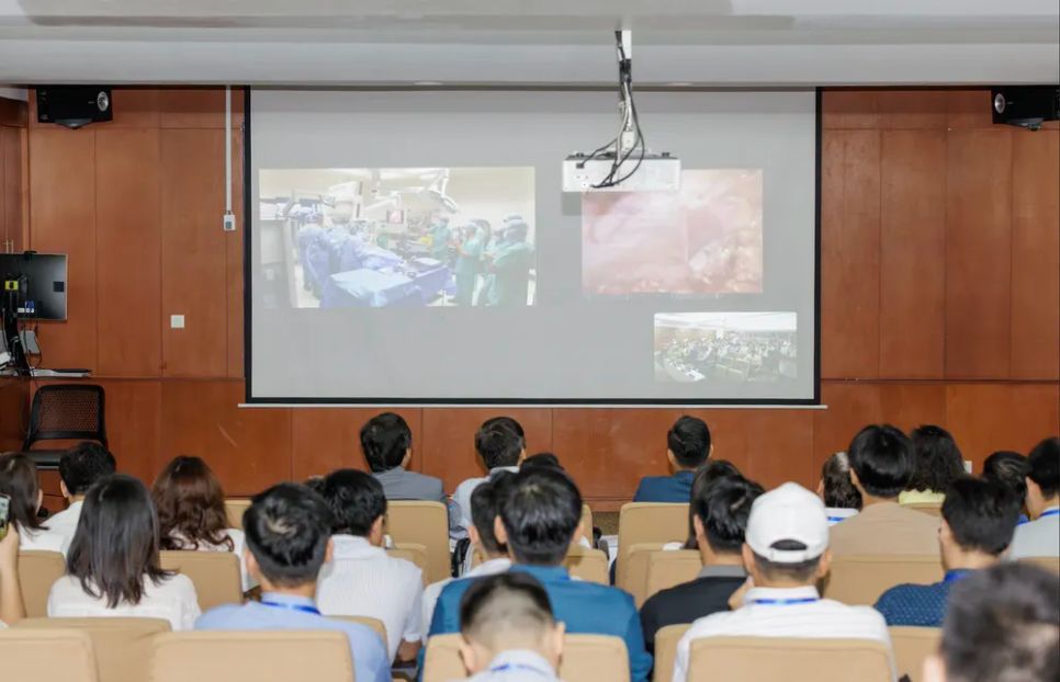 Đông đảo các bác sĩ Việt Nam theo dõi ca mổ cắt dạ dày bằng robot từ phòng mổ FV ngày 13-5. Ảnh: FV