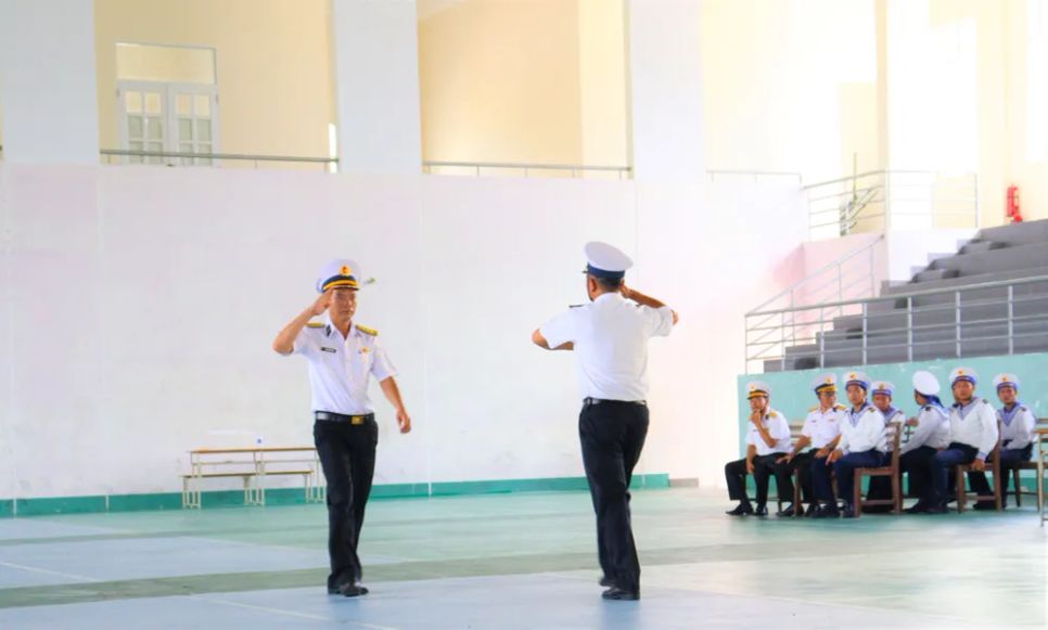 Thực hành động tác chào báo cáo trong kiểm tra điều lệnh