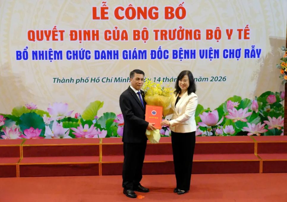 Bộ trưởng Bộ Y tế Đào Hồng Lan trao quyết định bổ nhiệm BS Phạm Thanh Việt làm Giám đốc BV Chợ Rẫy.