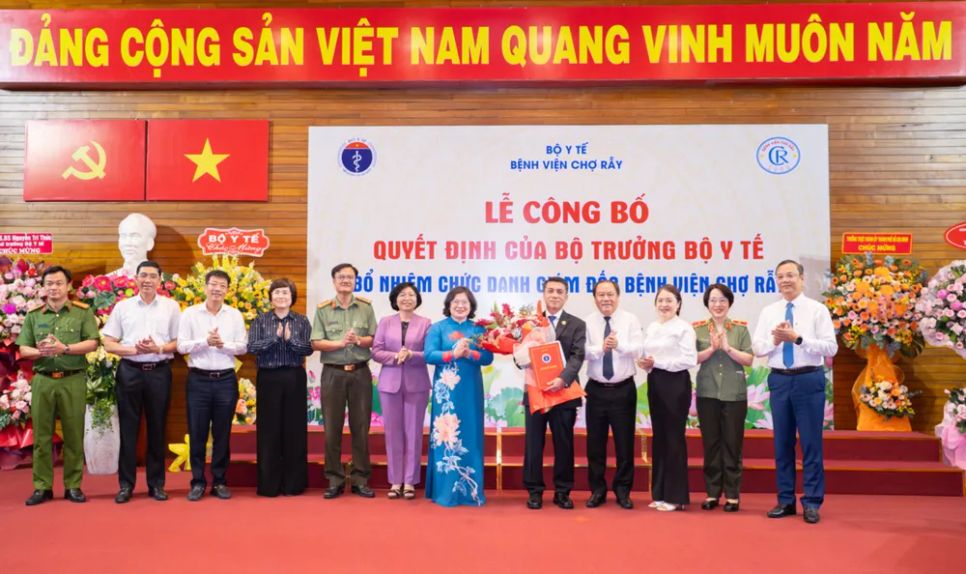 Phó Bí thư Thành ủy TPHCM Văn Thị Bạch Tuyết chúc mừng Giám đốc Bệnh viện Chợ Rẫy.