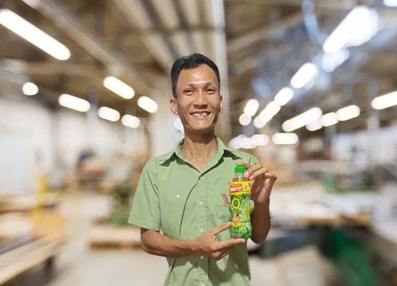 Anh Nguyễn Xuân Trung, một công nhân tại Đồng Nai là một trong những khách hàng may mắn trúng Giải thưởng 100 triệu đồng nhờ uống Trà Xanh Không Độ trong hè 2025. Anh Nguyễn Xuân Trung, một công nhân tại Đồng Nai là một trong những khách hàng may mắn trúng Giải thưởng 100 triệu đồng nhờ uống Trà Xanh Không Độ trong hè 2025.