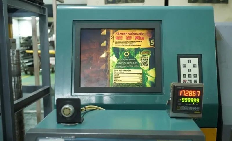 Hệ thống sản xuất và in mã vận hành tự động trên dây chuyền, nơi mỗi mã được tạo ra mà không có sự can thiệp của con người. Hệ thống sản xuất và in mã vận hành tự động trên dây chuyền, nơi mỗi mã được tạo ra mà không có sự can thiệp của con người.