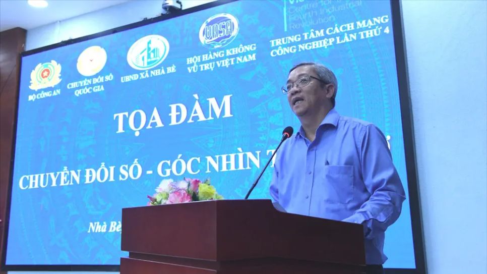 Chủ tịch UBND xã Nhà Bè Võ Phan Lê Nguyễn phát biểu tại tọa đàm Chủ tịch UBND xã Nhà Bè Võ Phan Lê Nguyễn phát biểu tại tọa đàm