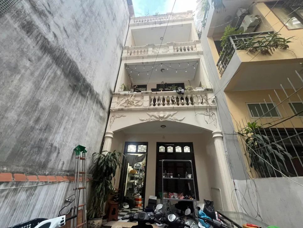 Ngôi nhà - nơi chứa trữ, kinh doanh các sản phẩm, nằm sâu trong một ngõ nhỏ ở phố Lê Trọng Tấn (Hà Nội)