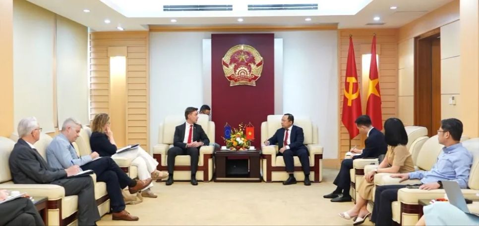 Bộ trưởng Vũ Hải Quân tiếp Đại sứ Julien Guerrier. Ảnh: MST