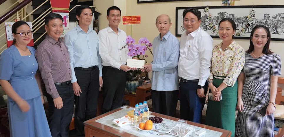 Đồng chí Nguyễn Việt Long trao quà của Ban tới GS.TS Trương Đình Kiệt. ẢNH QUANG HUY