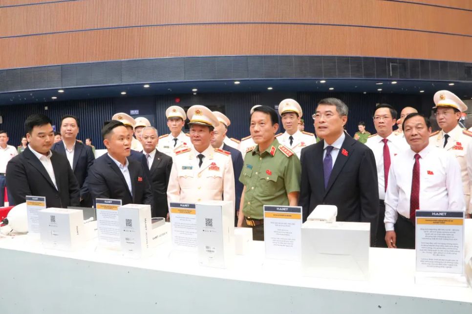 Thủ tướng Lê Minh Hưng cùng lãnh đạo Bộ Công an, lãnh đạo TP Hải Phòng và Công an TP Hải Phòng tham quan thành tựu công nghệ trong lĩnh vực an ninh. Ảnh: PHÚ LƯƠNG