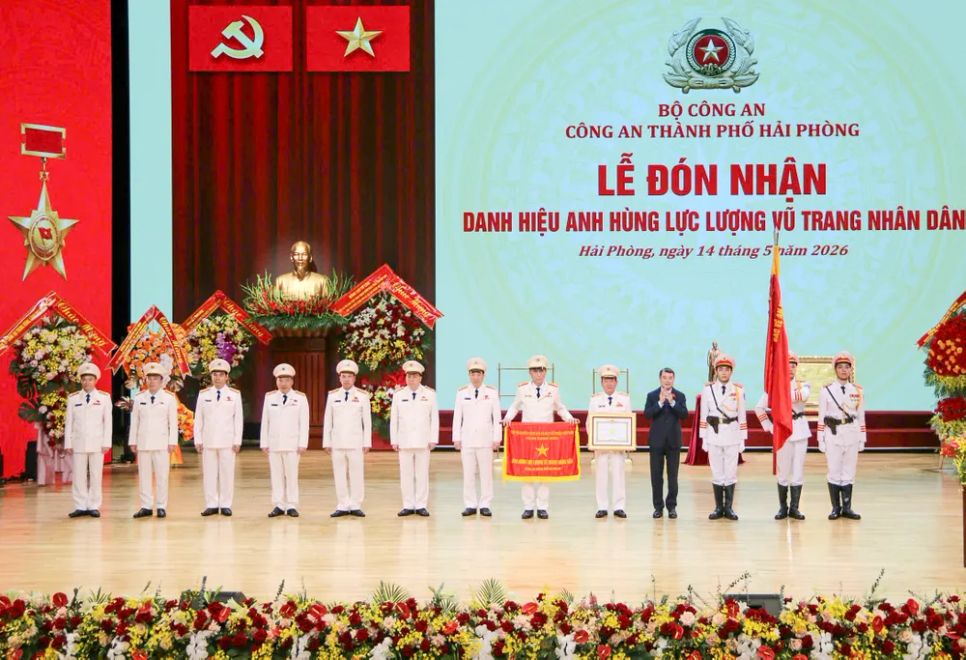 Thủ tướng Lê Minh Hưng thay mặt lãnh đạo Đảng, Nhà nước trao danh hiệu Anh hùng LLVT nhân dân tặng Công an TP Hải Phòng. Ảnh: PHÚ LƯƠNG