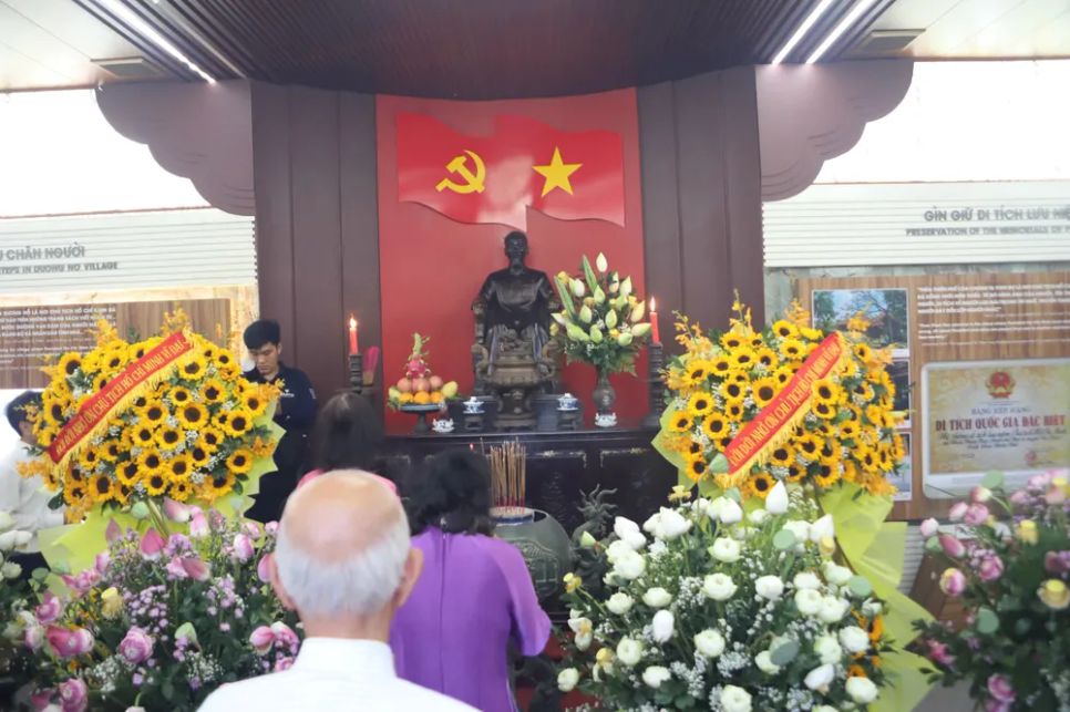 Dâng hương tưởng nhớ Bác Hồ kính yêu