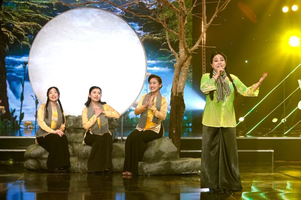 Ca sĩ Ngọc Ánh cùng các ca sĩ trẻ biểu diễn ca khúc 