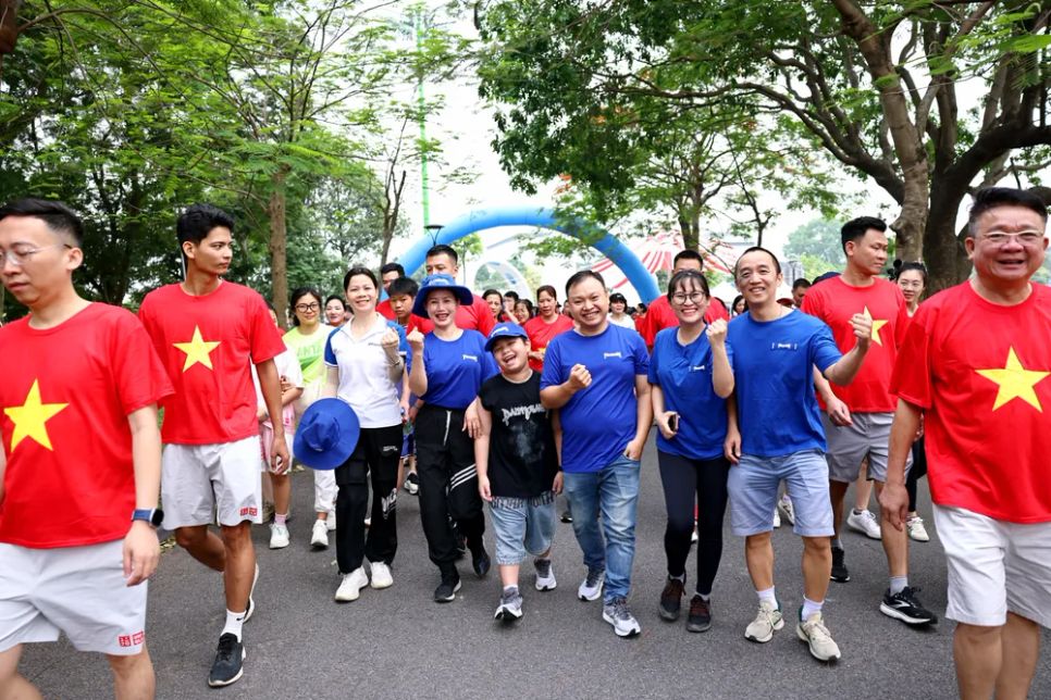 Đông đảo bác sĩ, chuyên gia y tế và người dân tham gia hoạt động đi bộ tại chương trình. Ảnh: VI NAM