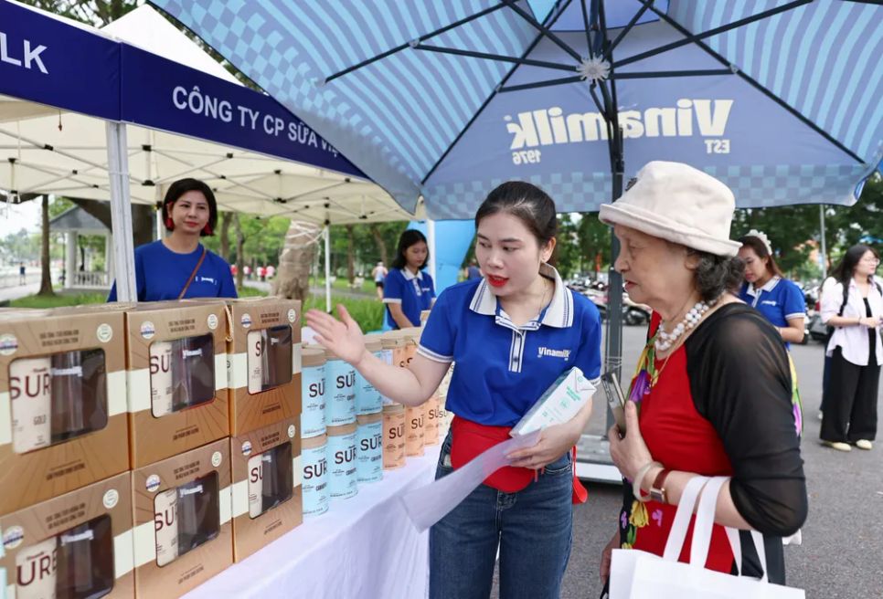 Khu vực tư vấn dinh dưỡng của Vinamilk Sure thu hút đông đảo người dân tìm hiểu về chăm sóc sức khỏe chủ động và dùng thử các sản phẩm dinh dưỡng. Ảnh: VI NAM