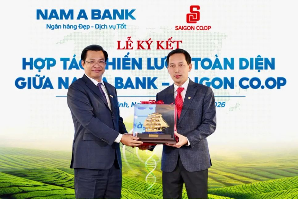 Ông Trần Ngọc Tâm, Phó Chủ tịch thường trực HĐQT Nam A Bank tặng quà lưu niệm đến đại diện Saigon Co.op