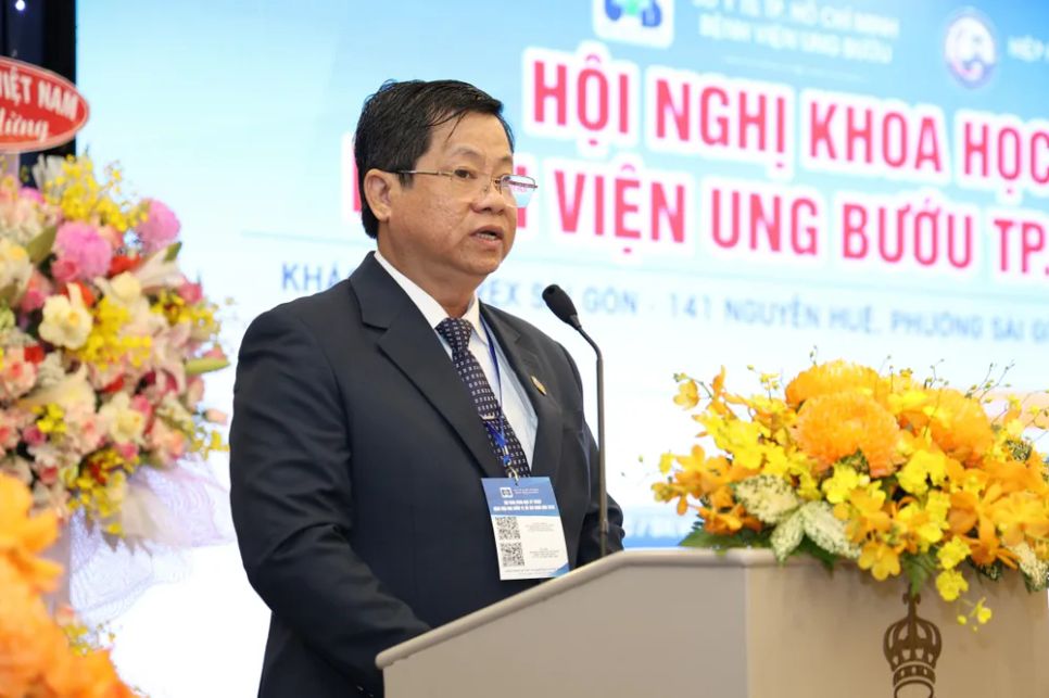 TS-BS Diệp Bảo Tuấn, Giám đốc Bệnh viện Ung bướu TPHCM phát biểu tại hội nghị