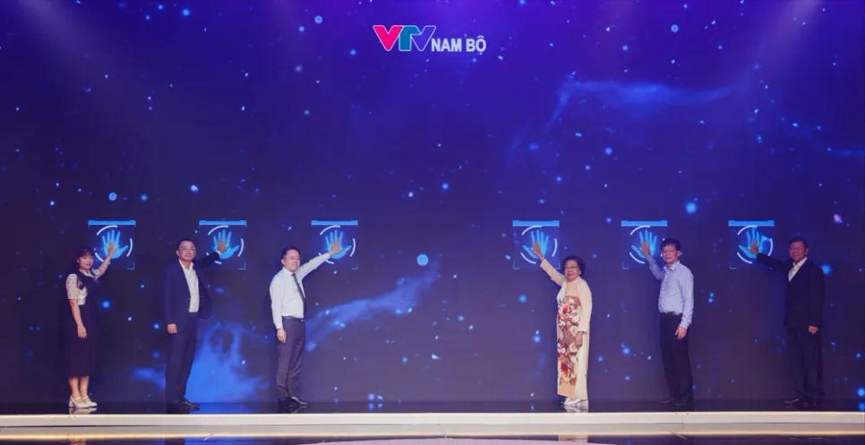 Các đại biểu thực hiện nghi thức phát động