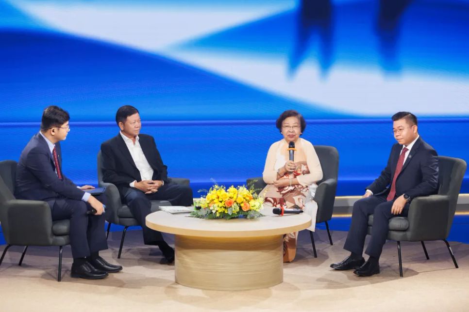 Các khách mời tham gia tọa đàm