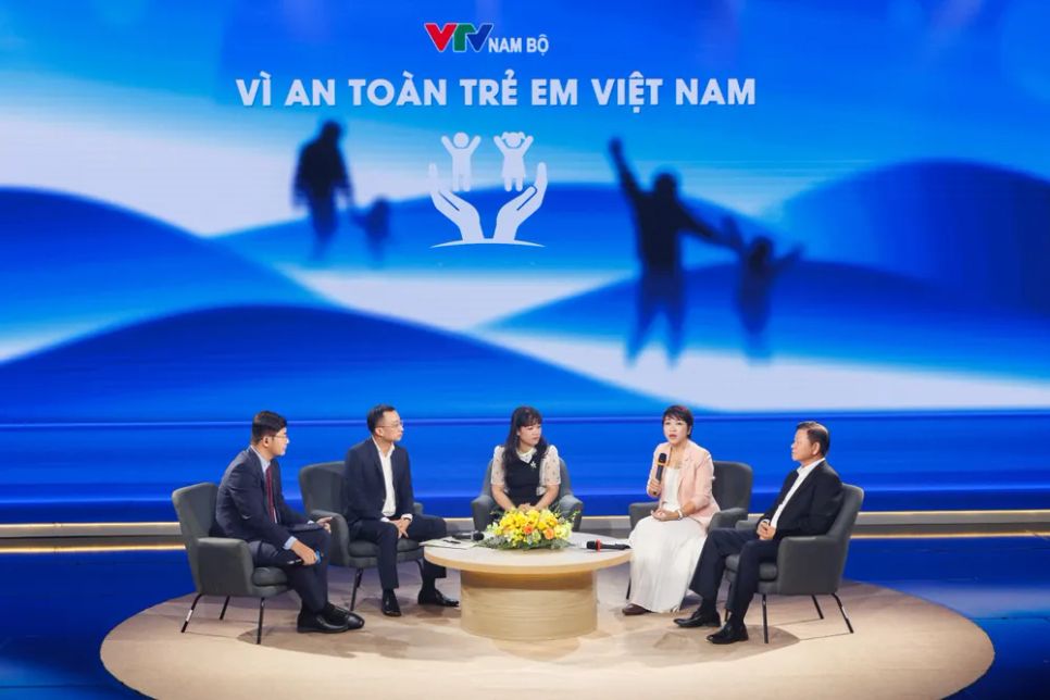 Các khách mời tham gia tọa đàm