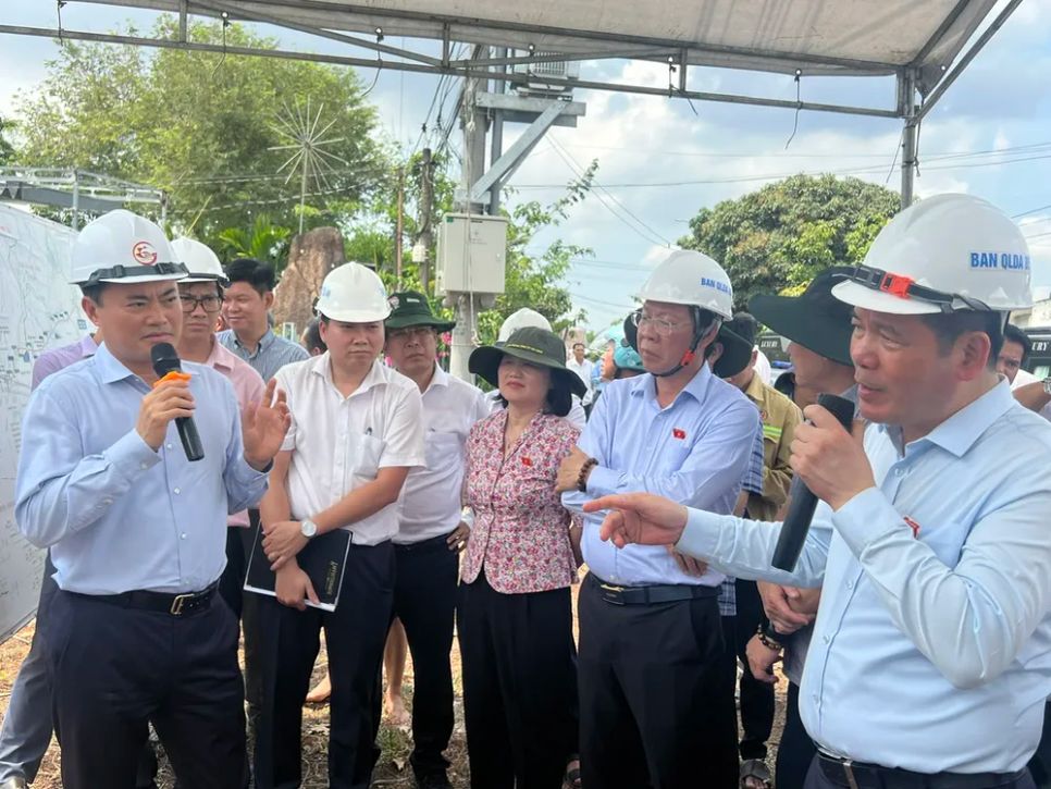 Đoàn khảo sát tiến độ thực hiện các dự án hạ tầng giao thông trọng điểm. Ảnh: QUỐC HÙNG