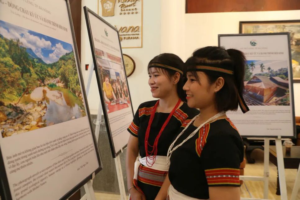 Người dân tham quan triển lãm tại hội thảo