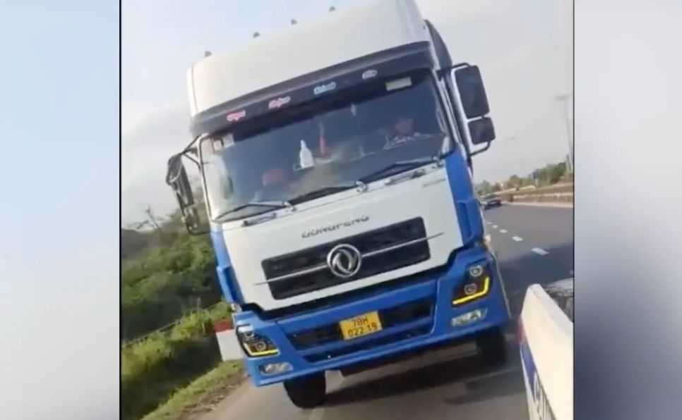Tài xế xe tải không chấp hành hiệu lệnh, chạy xe lạng lách trên quốc lộ 1