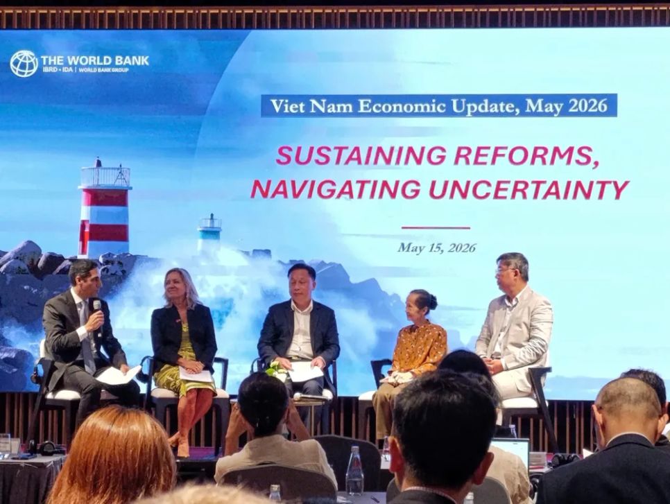 Các chuyên gia kinh tế tham gia phiên thảo luận. Ảnh: LƯU THỦY
