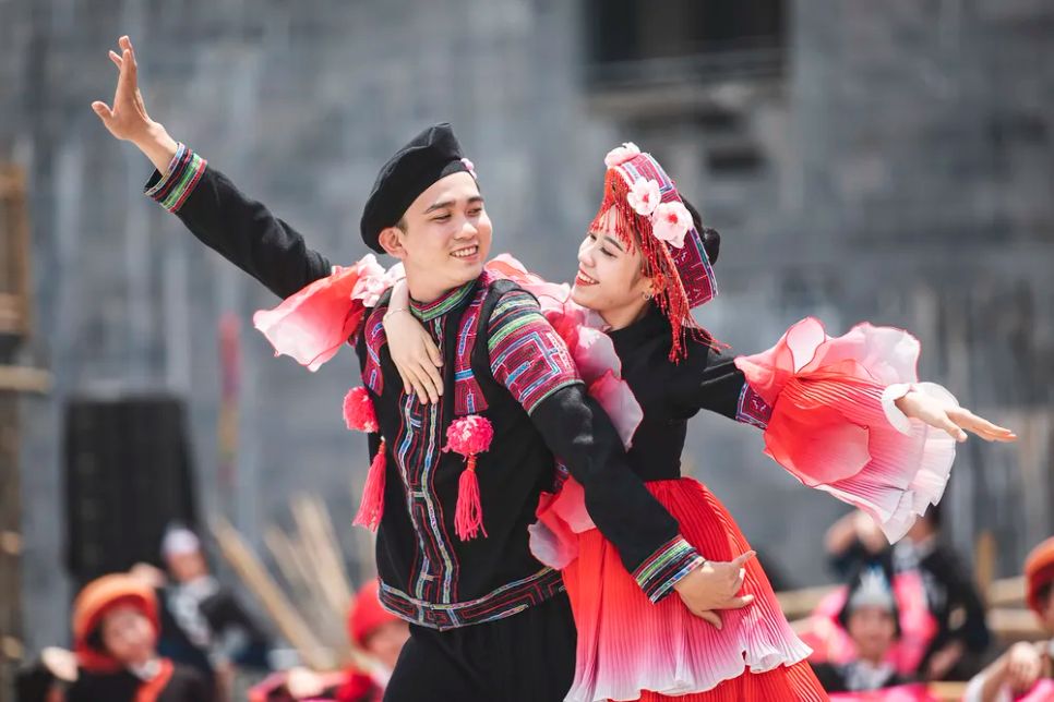 Show nghệ thuật thực cảnh “Vũ điệu trên mây” dùng ngôn ngữ múa đương đại để kể chuyện giữa đỉnh Fansipan hùng vĩ. Ảnh: <span style=