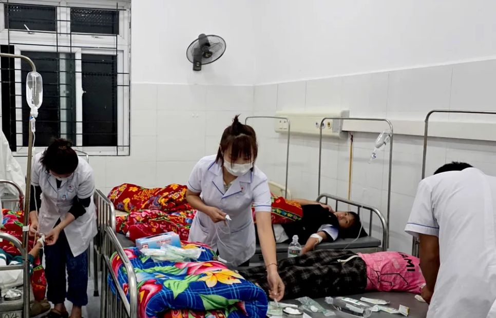 Bác sĩ Bệnh viện đa khoa Sìn Hồ thăm khám cho các học sinh nghi ngộ độc. Ảnh: DŨNG KHA